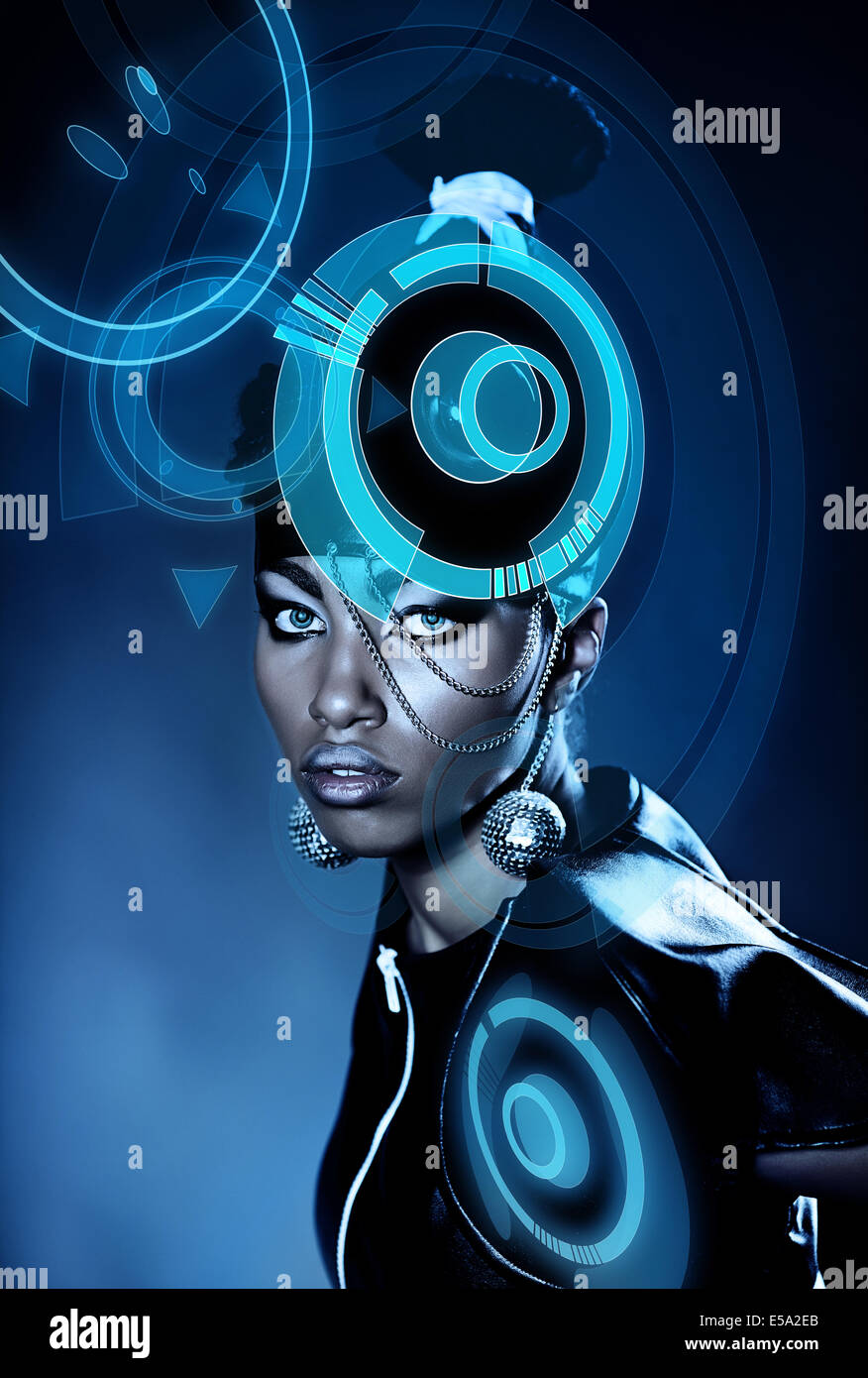 Belle femme africaine avec hologramme brillant sur la tête Banque D'Images