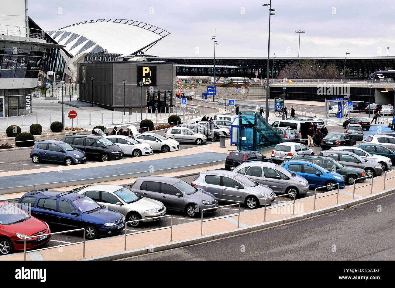 Parking de l'aéroport international de Lyon Saint Exupery Satolas France  Photo Stock - Alamy