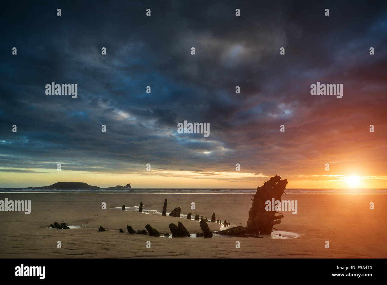 Plus de paysage coucher de soleil spectaculaire sur les naugrages Rhosilli Bay Beach Banque D'Images