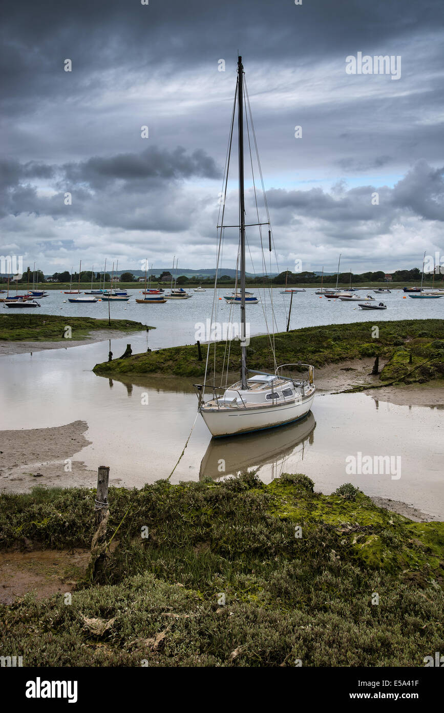 Paysage de moody ciel du soir sur la marée basse de yachts marine fu Banque D'Images