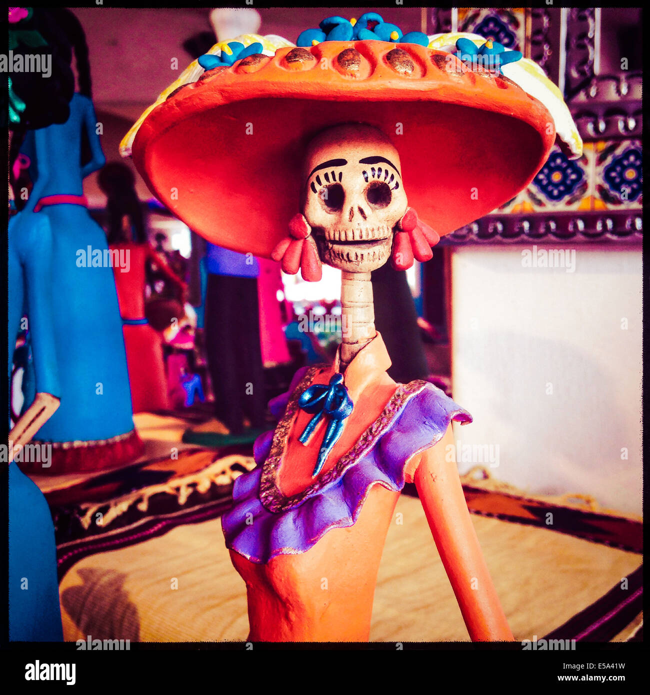 Poupée traditionnelle mexicaine pour la vente au marché intérieur - Image de stock capturée avec un smartphone