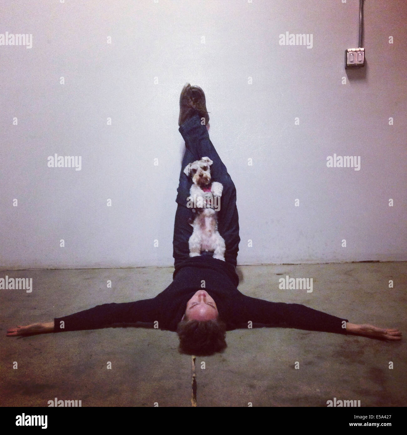 Young man Playing with dog - Image de stock capturée avec un smartphone