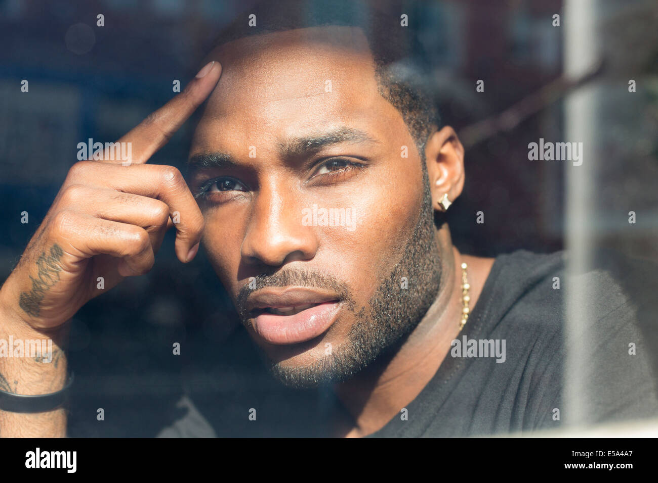 African American man looking out window Banque D'Images