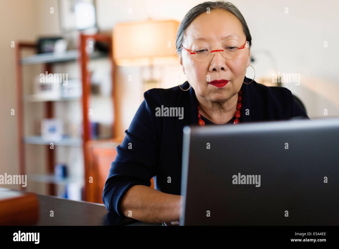 Japanese businesswoman working at desk Banque D'Images