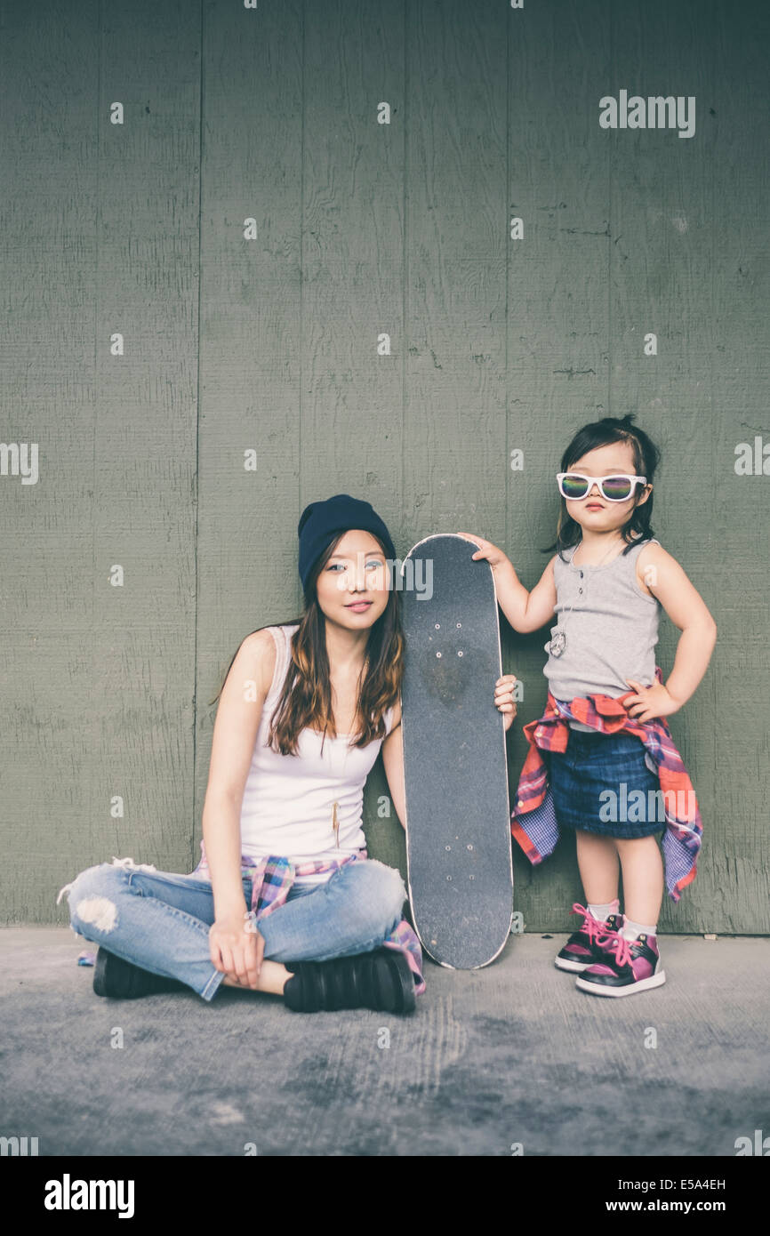 Mère et fille coréenne posing with skateboard Banque D'Images