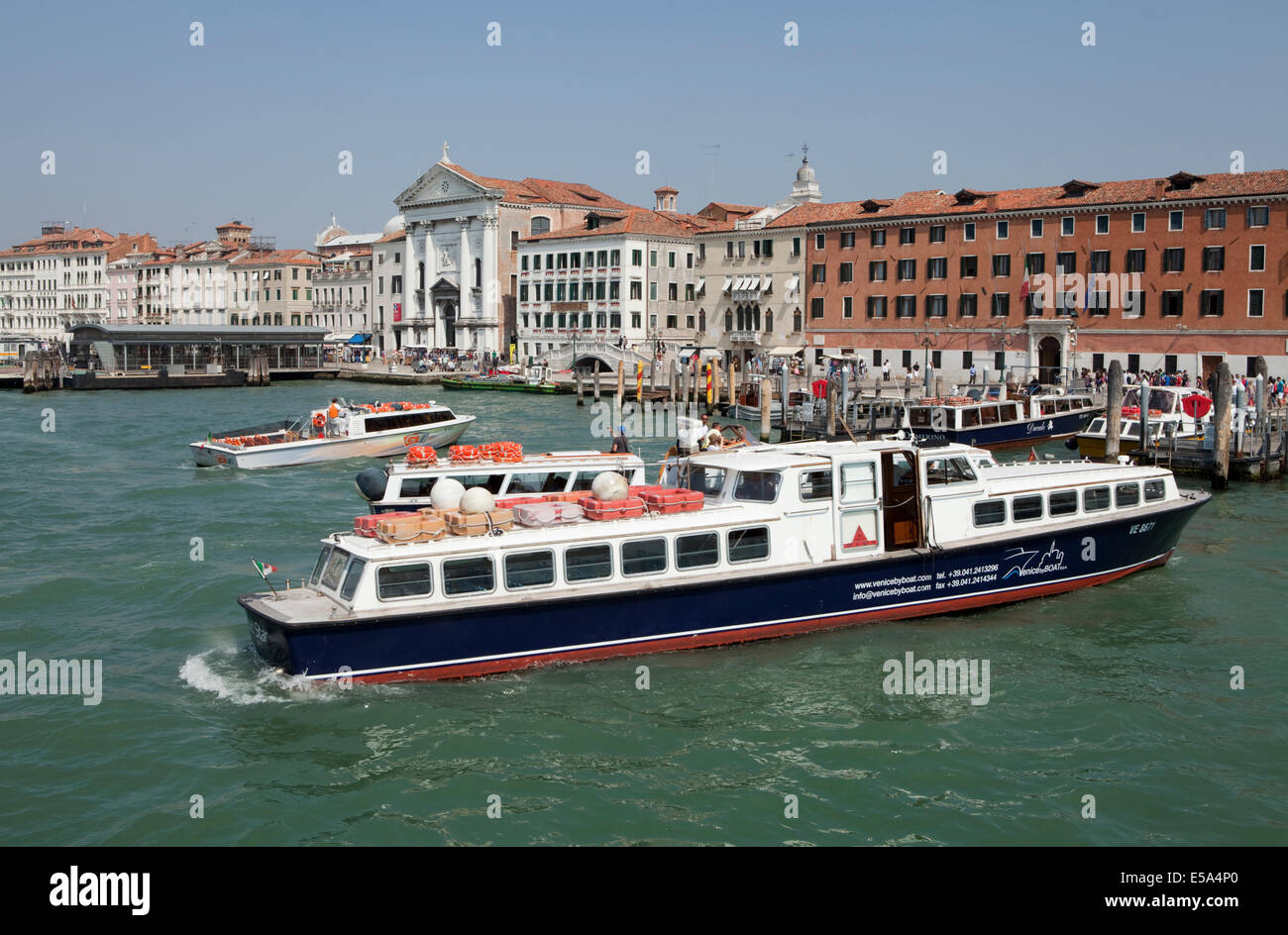 Les traversiers de passagers et des bateaux de touristes arrivent à quai à Venise Italie Banque D'Images