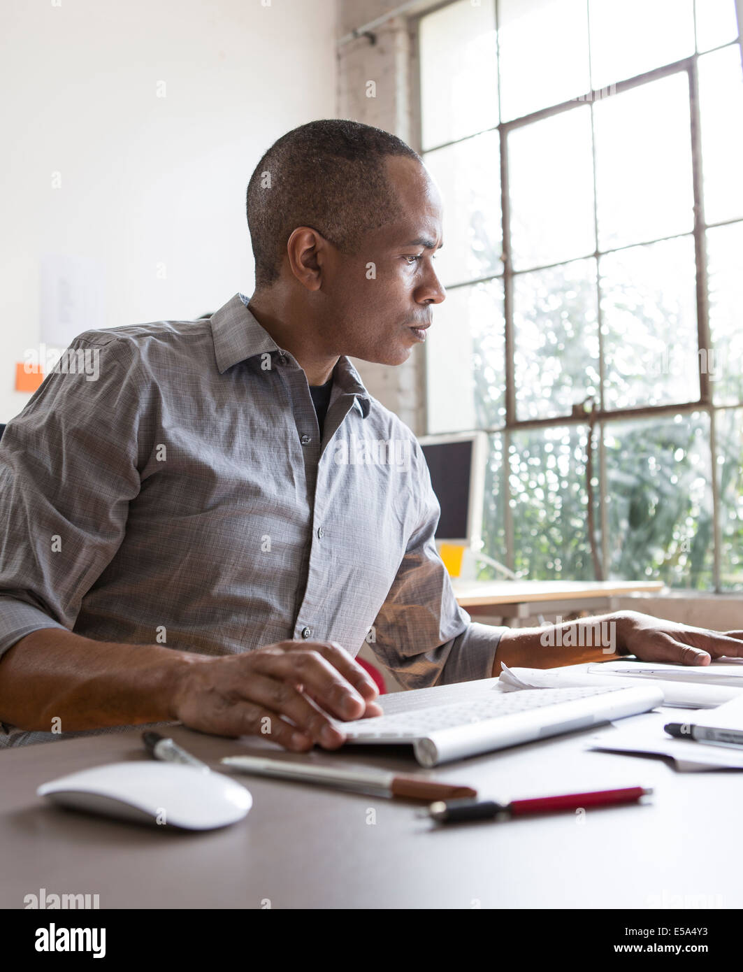 African American architect working in office Banque D'Images