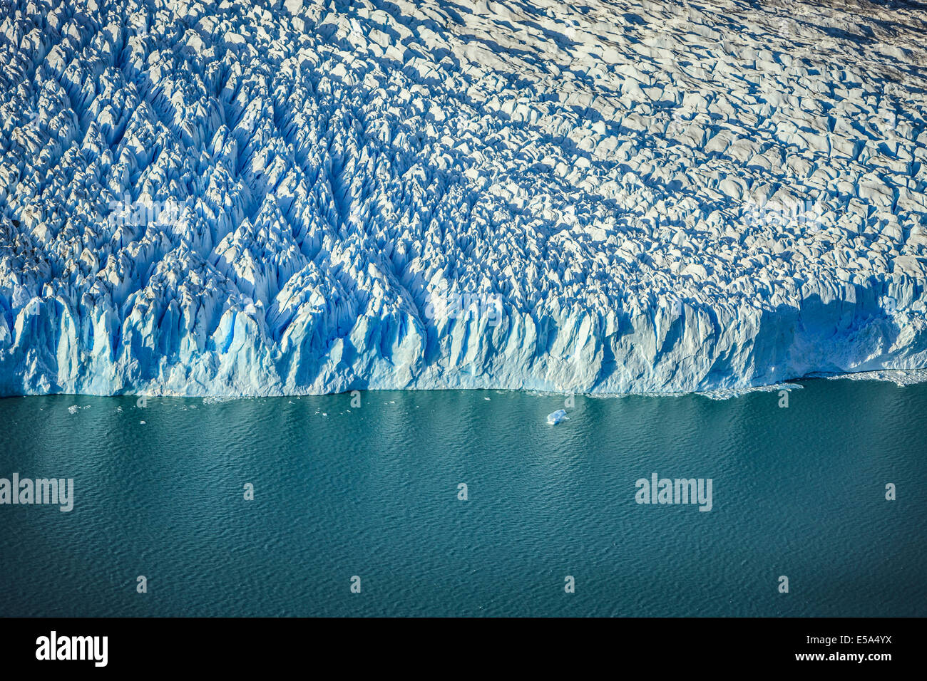 Vue aérienne de bord de l'eau et des glaciers Banque D'Images