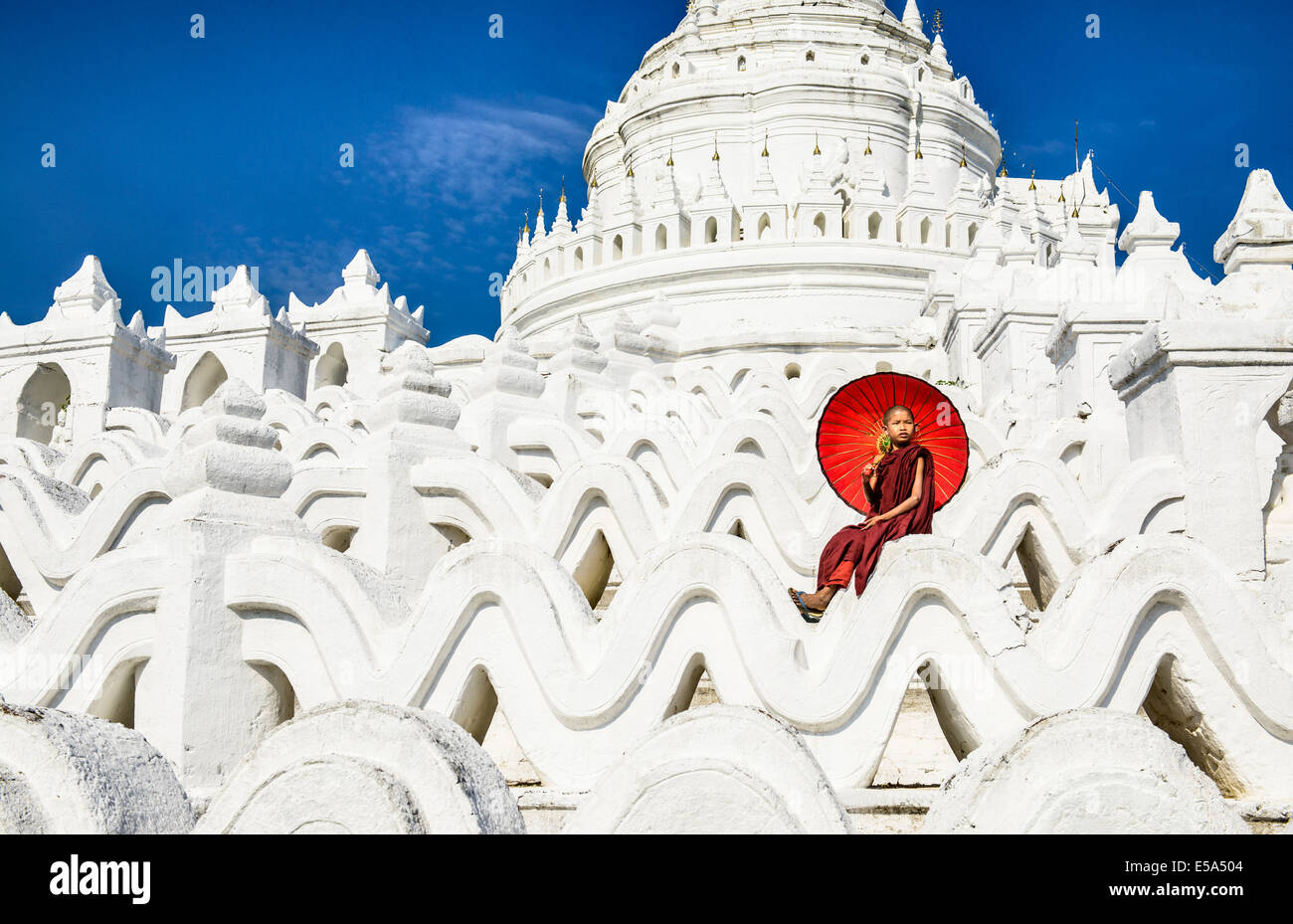 Femme Asiatique assis sur les murs des temples, Mingun, Saigang, Myanmar Banque D'Images