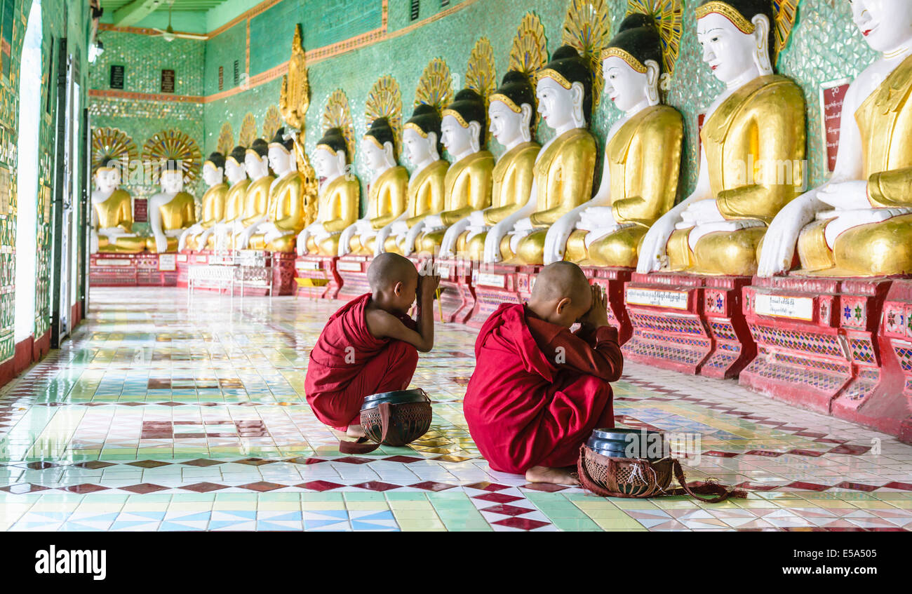 Les moines bouddhistes d'Asie en priant, temple, Saigang Mingun, Myanmar Banque D'Images