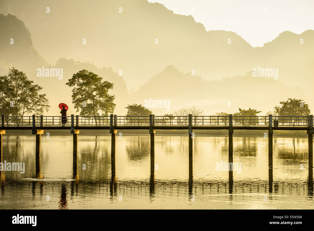 Montagnes et bridge reflète dans le lac, encore une Hpa, Kayin, Myanmar Banque D'Images