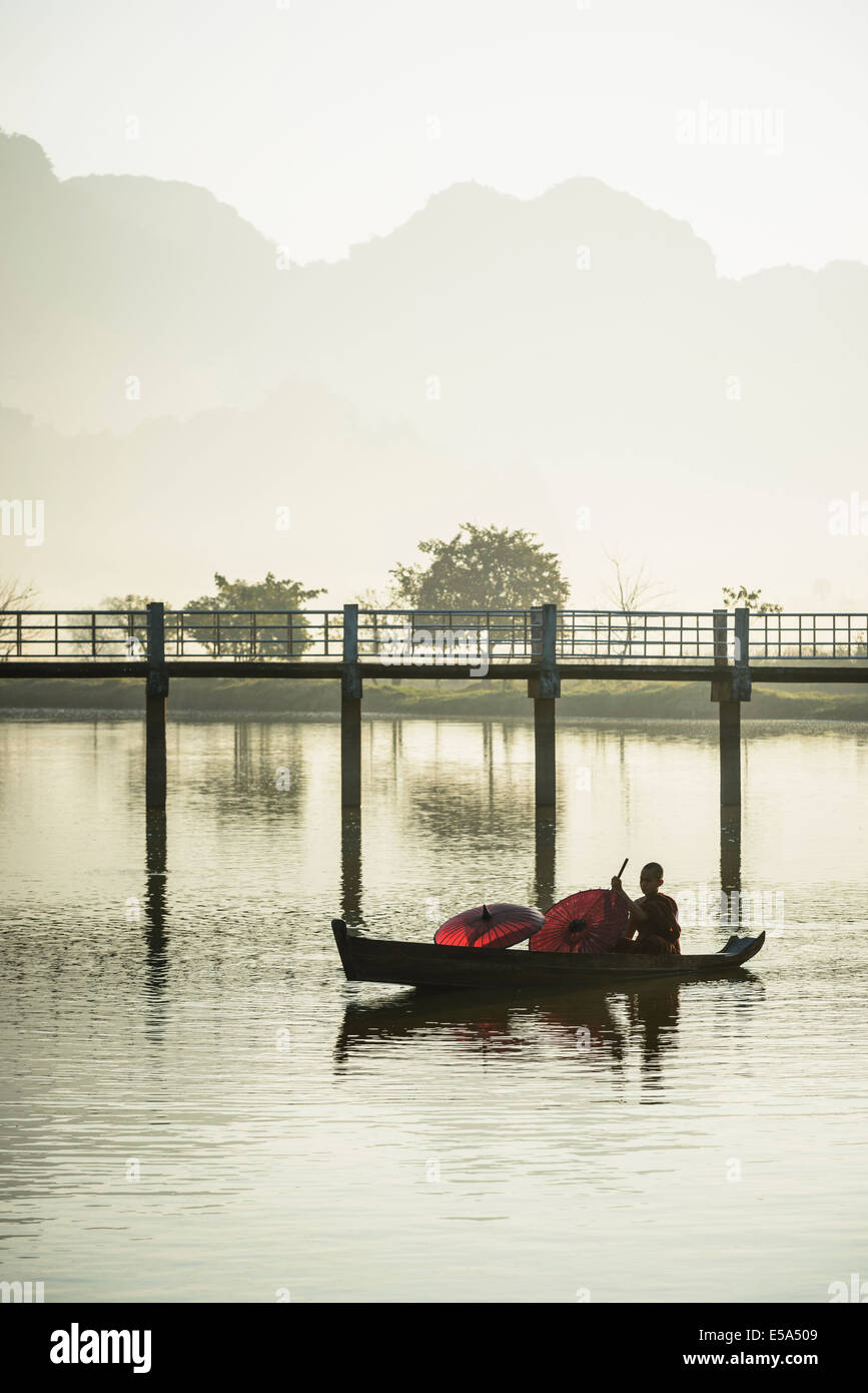 Montagnes et bridge reflète dans le lac, encore une Hpa, Kayin, Myanmar Banque D'Images