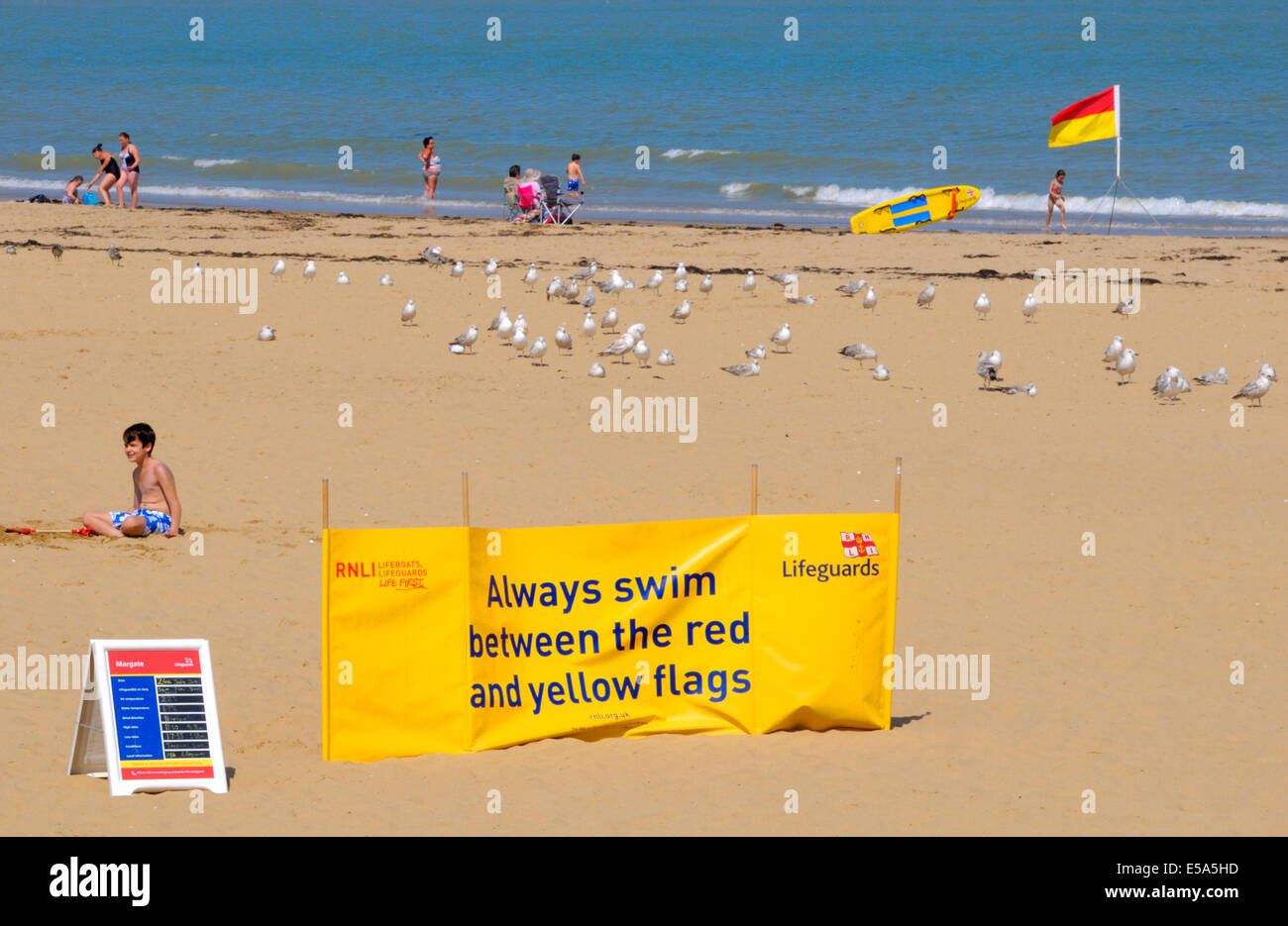 Margate, Kent, Angleterre, Royaume-Uni. Plage de Margate - 'Toujours nager entre les drapeaux rouge et jaune' sign Banque D'Images