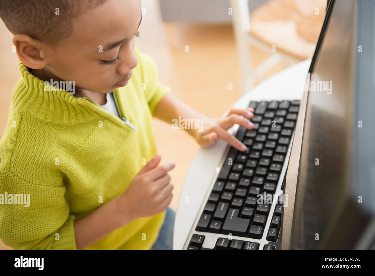 African American boy using computer Banque D'Images