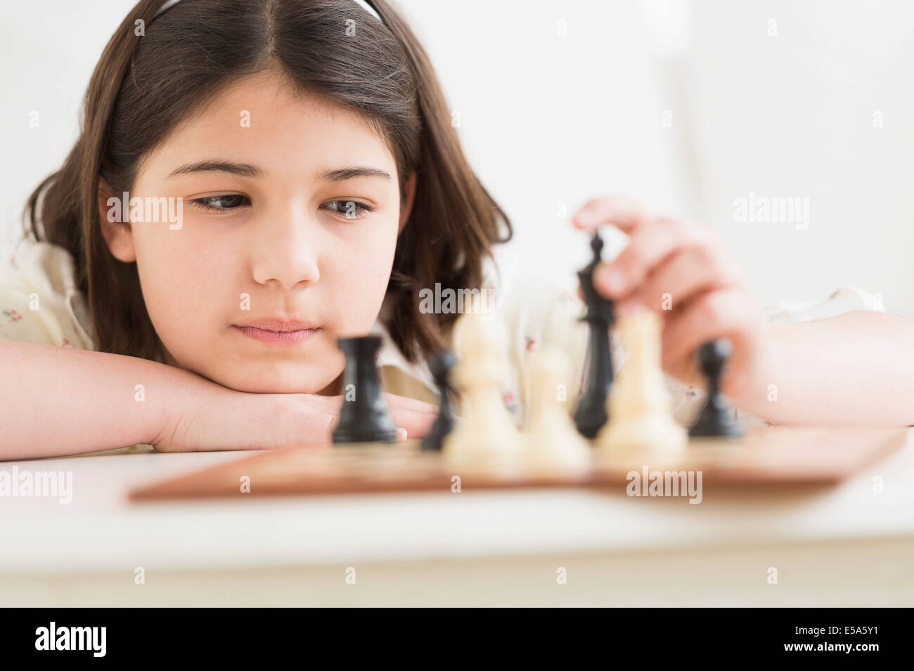 Hispanic girl playing chess Banque D'Images