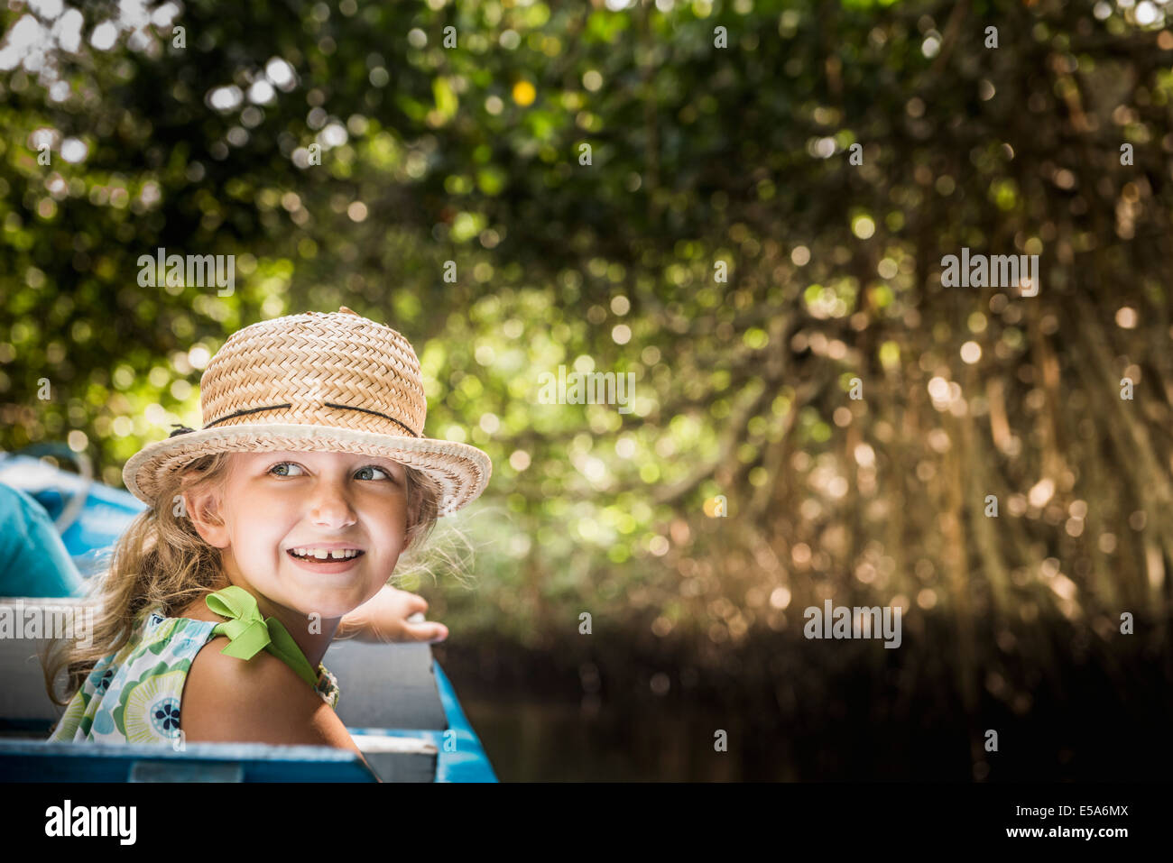 Caucasian girl smiling outdoors Banque D'Images