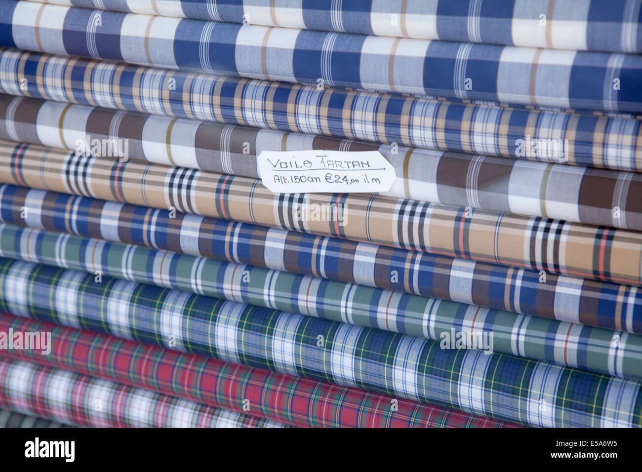 Une sélection de tissu tartan en vente dans une fenêtre tailors shop en Mantova Italie Banque D'Images