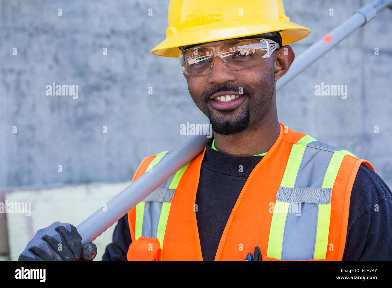 Black worker smiling on construction site Banque D'Images Black worker smiling on construction site Banque D'Images