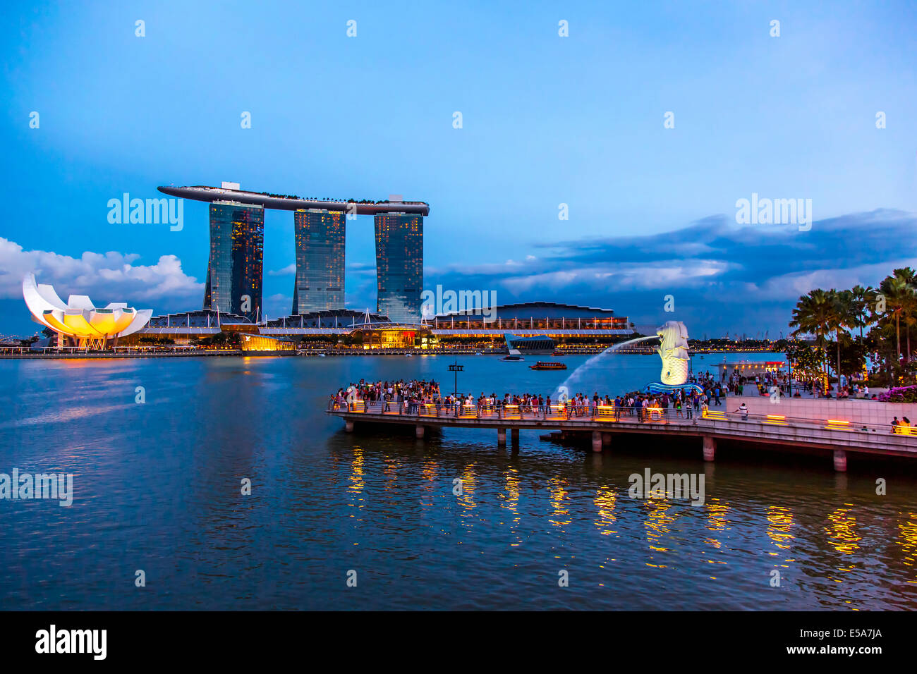 Singapore city skyline lit up at night, Singapour, République de Singapour Banque D'Images