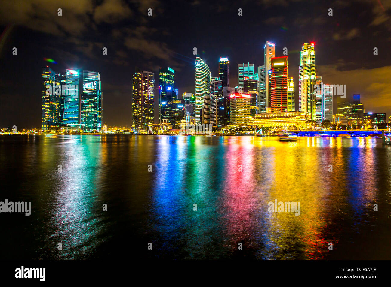 Singapore city skyline lit up at night, Singapour, République de Singapour Banque D'Images