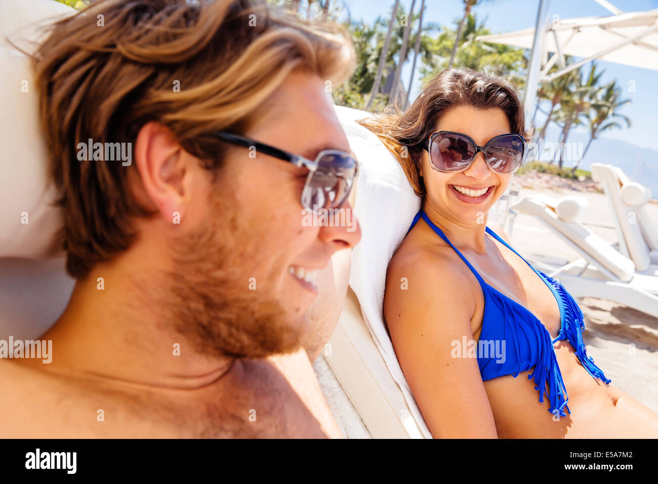 Couple de chaises longues sur la plage Banque D'Images