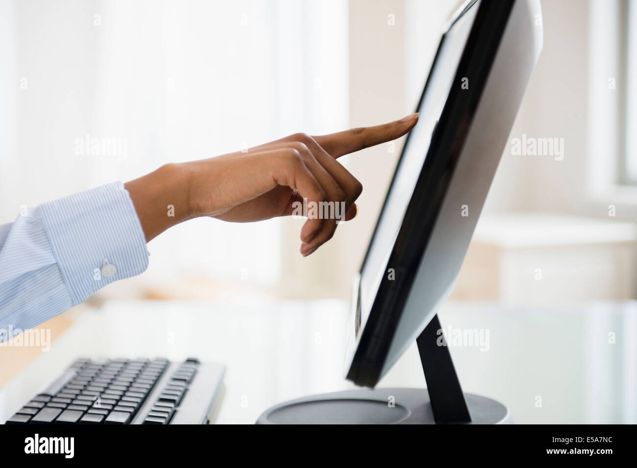 Mixed Race woman sur ordinateur à écran tactile Banque D'Images