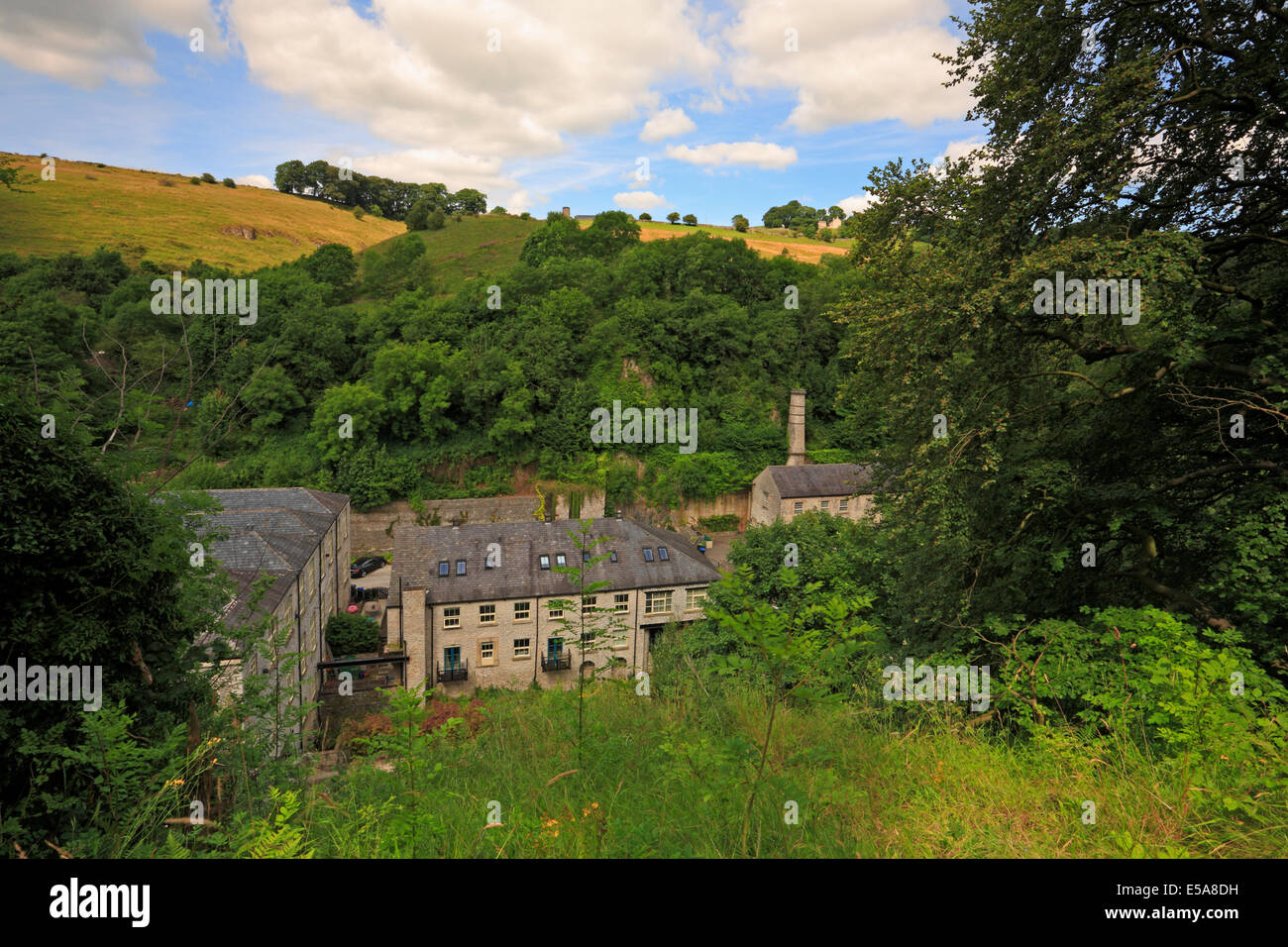 Un ancien moulin Litton maintenant des usines de textile, des appartements de luxe dans la région de Miller's Dale, de l'Monsal Trail, Derbyshire, Peak District National Park, Angleterre, Royaume-Uni. Banque D'Images