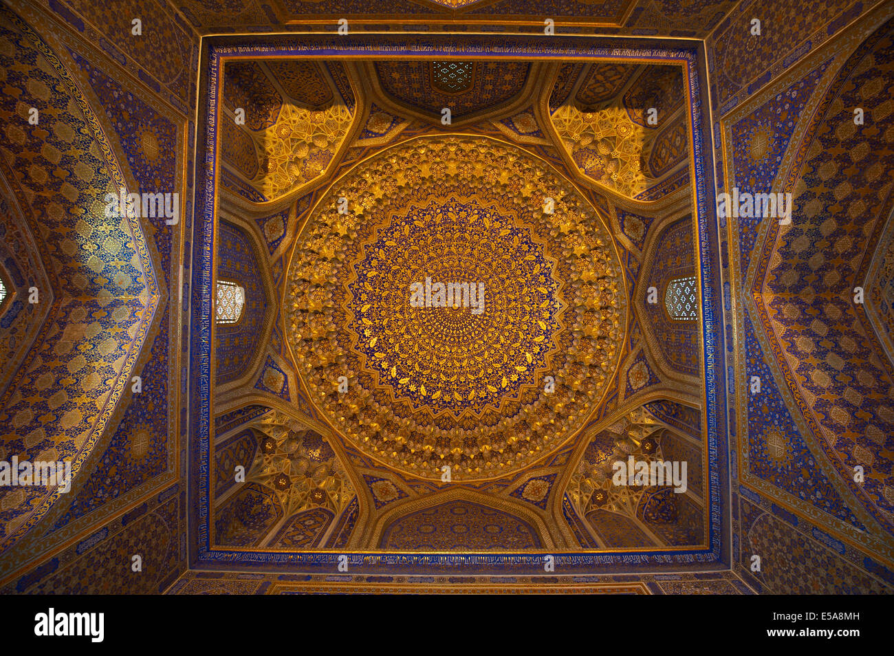 Plafonds recouverts d'or, mosquée de la Madrasa Ulugh Beg, Reghistan, Samarkand, Ouzbékistan Banque D'Images