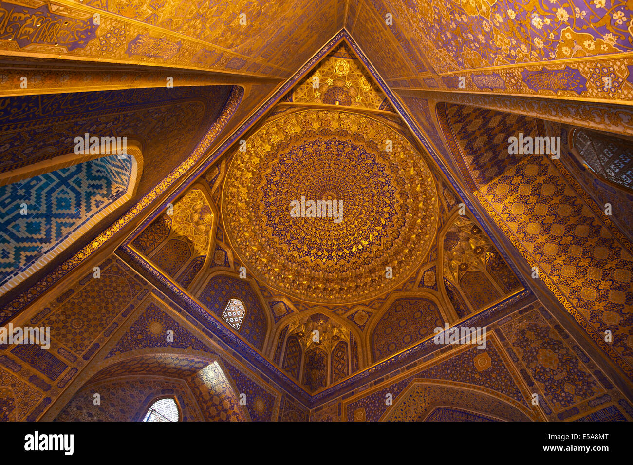 Plafonds recouverts d'or, mosquée de la Madrasa Ulugh Beg, Reghistan, Samarkand, Ouzbékistan Banque D'Images