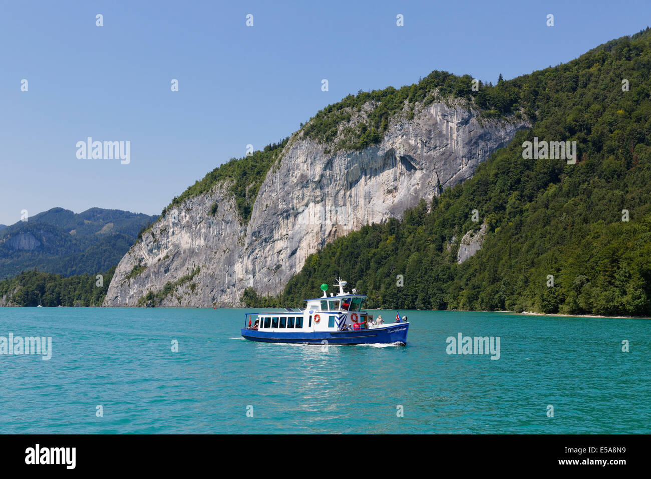 Navire à passagers, le Zwoelferhorn en face de paroi de rochers de Falkenstein, le lac Wolfgangsee, Salzkammergut, Salzburg, Autriche Etat Banque D'Images