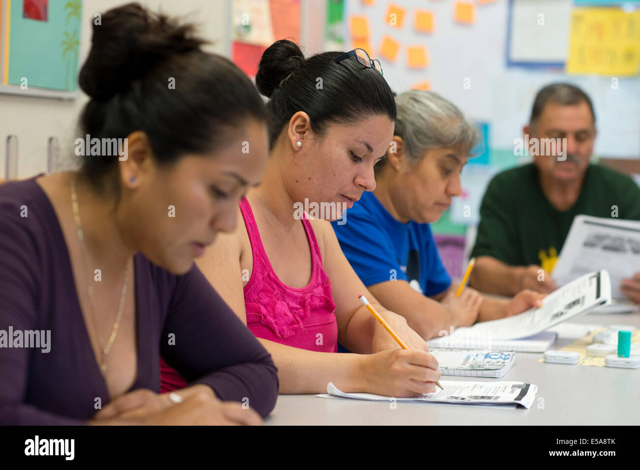 Les étudiants adultes en libre de l'anglais langue seconde (ALS) de classe pour les non-anglophones à Austin TX. Banque D'Images