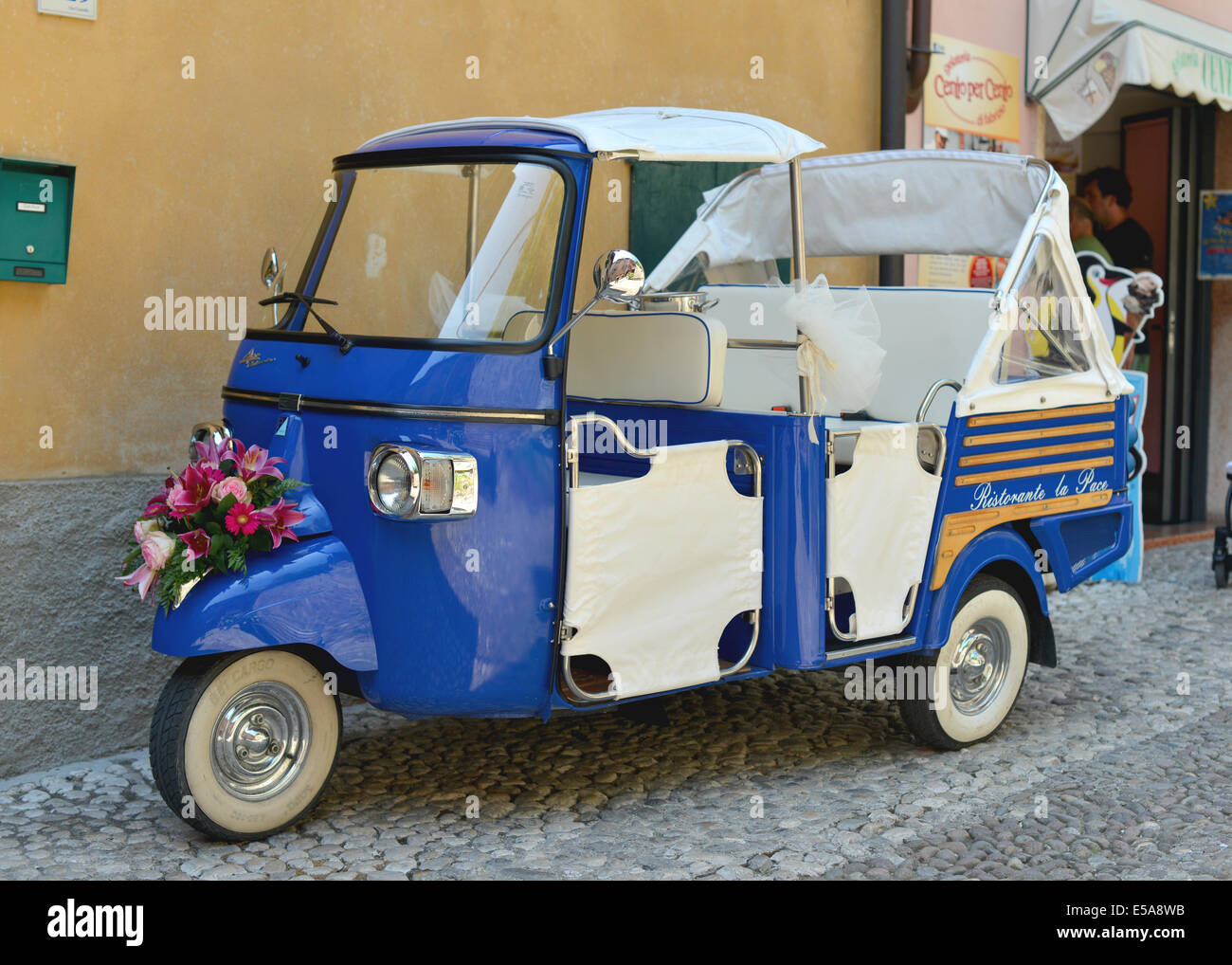 Piaggio Ape trois micro roue chariot, vêtue comme une voiture de mariage en Italie, Lac de Garde, Malcesine Banque D'Images