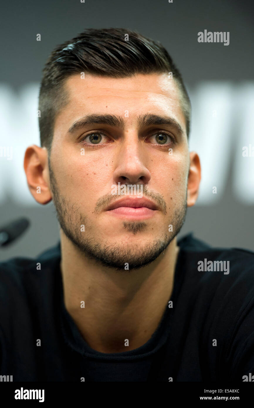 Le nouveau joueur de Hanovre 96 Ceyhun Gulselam siège durant une conférence de presse à l'arène de l'IDH à Hanovre, Allemagne, 25 juillet 2014. Photo : NIGEL TREBLIN/dpa Banque D'Images