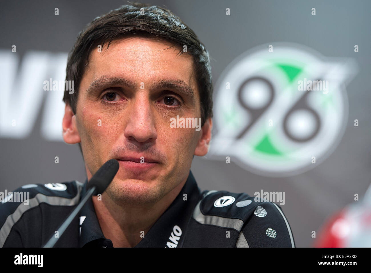 L'entraîneur de Hanovre 96 Tayfun Korkut siège durant une conférence de presse à l'arène de l'IDH à Hanovre, Allemagne, 25 juillet 2014. Photo : NIGEL TREBLIN/dpa Banque D'Images