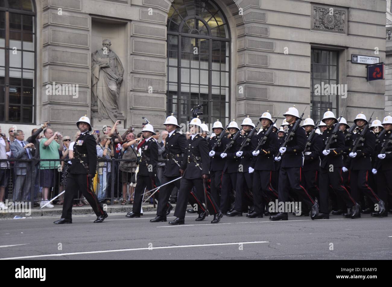 London, UK, vendredi 25 juillet 2014. Les Royal Marines mars à la ville de Londres avec tambours battants, drapeaux et baïonnette pour commémorer le 350e anniversaire de leur formation à Bunhill Row. La ville de Londres est aujourd'hui traitée pour un défilé militaire du Royal Marines, dans le cadre de leur 350e anniversaire. Credit : Graham Hush/Alamy Live News Banque D'Images