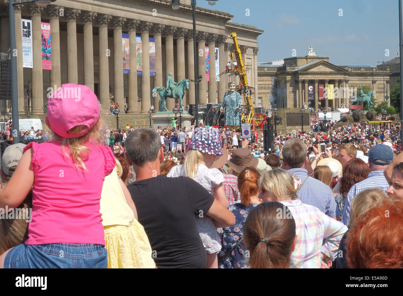 Liverpool, Royaume-Uni. Le 25 juillet, 2014. Grand-mère géant, âgés de 85 et 25 pieds/7,4 mètres de hauteur du St George's Hall, Liverpool avant son voyage autour du centre de Liverpool. Les géants retour à Liverpool, ayant été très populaire en 2012, et sont la création de la compagnie de théâtre de rue française "Royal de Luxe". Il est grand-mère, premier ministre britannique des géants. Les géants sont performants dans 'Mémoires d'août 1914" un conte de guerre storie liés à l'anniversaire 100 ans du début de la Première Guerre mondiale. crédit : Paul Quayle/Alamy Live News Banque D'Images