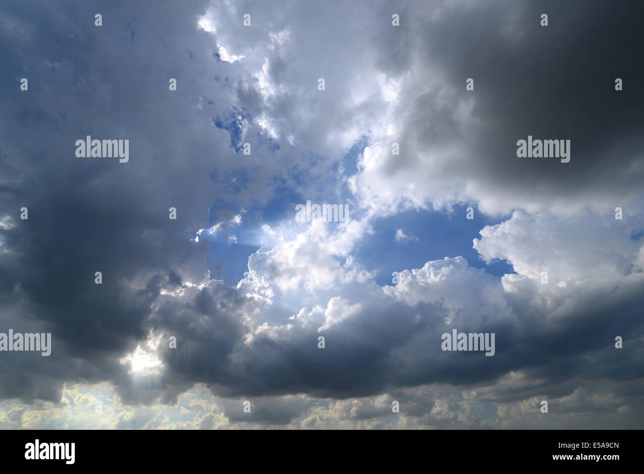 Soleil derrière les nuages Banque D'Images