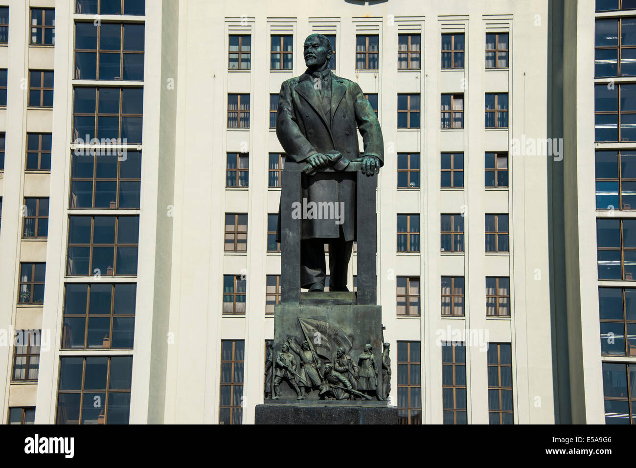 Statue de Lénine devant la Chambre des représentants du Bélarus sur Nezalezhnasti la place de l'indépendance, Minsk, Bélarus Banque D'Images