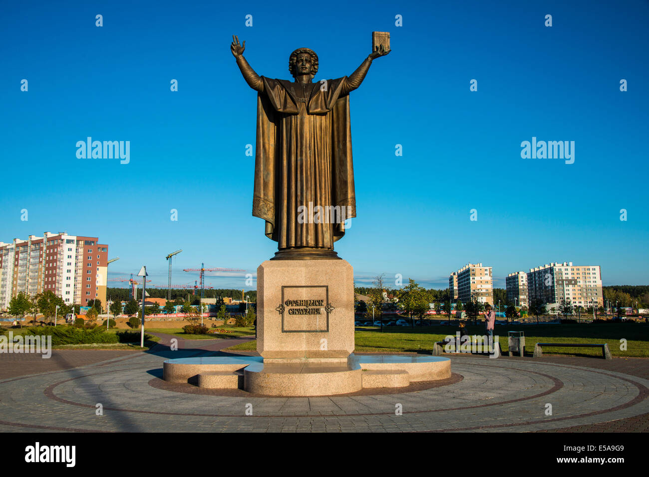 Statue de Francysk Skaryna face à la Bibliothèque nationale du Bélarus, Minsk, Bélarus Banque D'Images