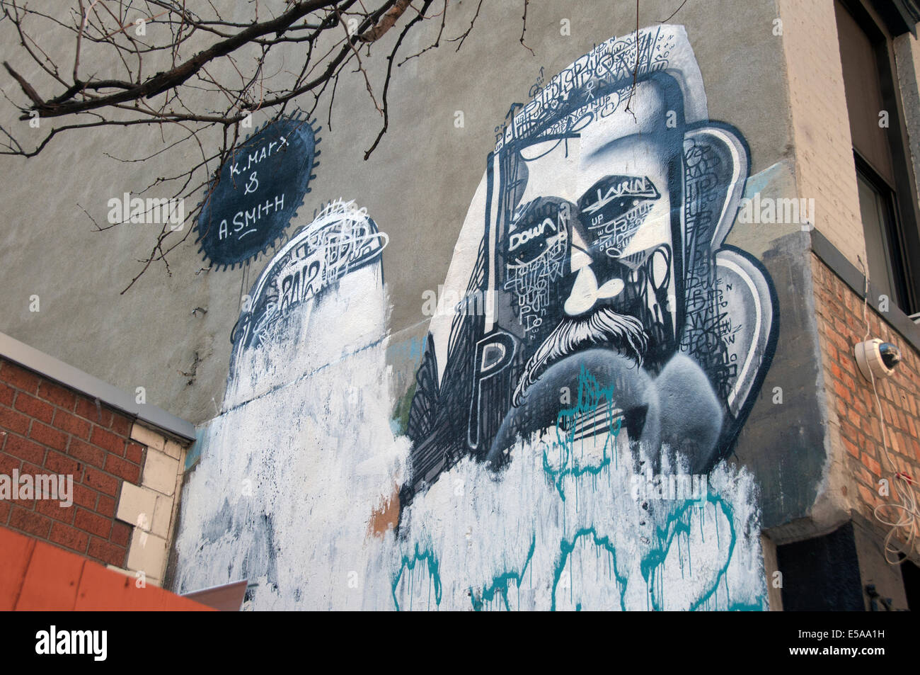 Karl Marx et Adam Smith de l'écriture graffiti portraits dans East Village Soho New York City Banque D'Images