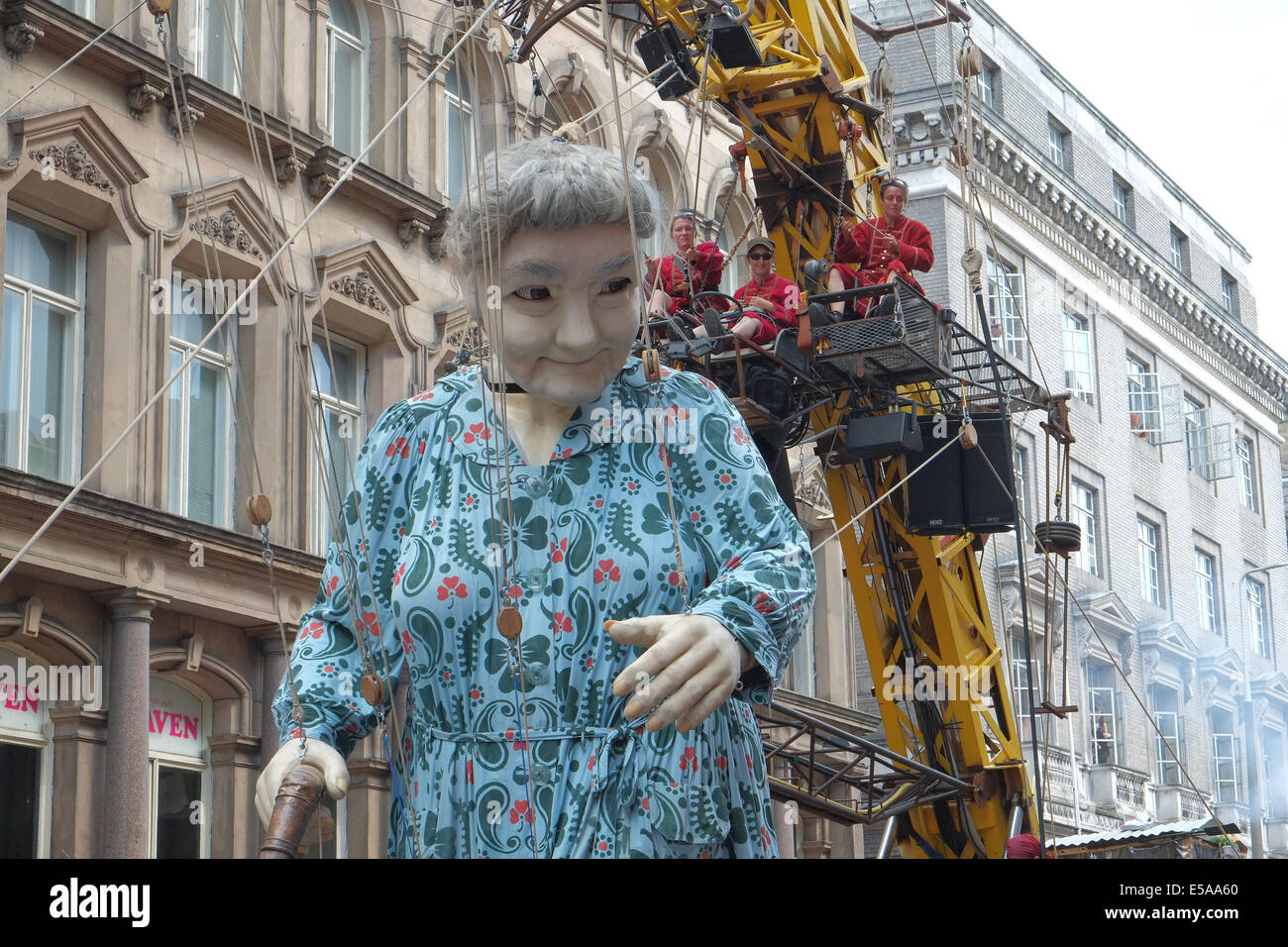 Liverpool, Royaume-Uni. Le 25 juillet, 2014. Géant, grand-mère de 85 ans, et 25 pieds / 7,4 mètres de hauteur sur la rue Victoria, centre de Liverpool sur sa promenade autour du centre de Liverpool. Les géants retour à Liverpool, ayant été très populaire en 2012, et sont la création de la compagnie de théâtre de rue française "Royal de Luxe". Il est grand-mère, premier ministre britannique des géants. Les géants sont performants dans 'Mémoires d'août 1914" un conte de guerre storie liés à l'anniversaire 100 ans du début de la Première Guerre mondiale. crédit : Paul Quayle/Alamy Live News Banque D'Images