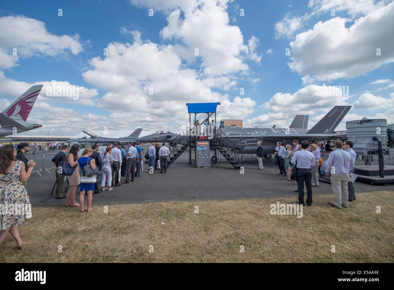 File d'attente de visiteurs à la Lockheed Martin F35 Lightning II stealth fighter affichage, Farnborough International Airshow 2014 Banque D'Images