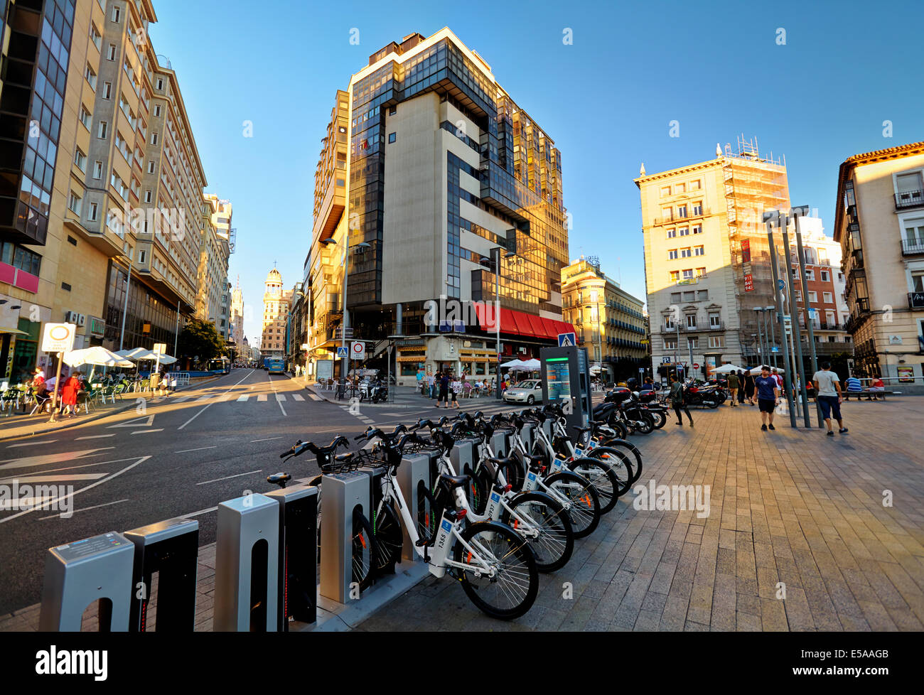 Gare de le nouveau système de partage de vélos publics Bicimad. Place Santo Domingo. Madrid. Espagne Banque D'Images