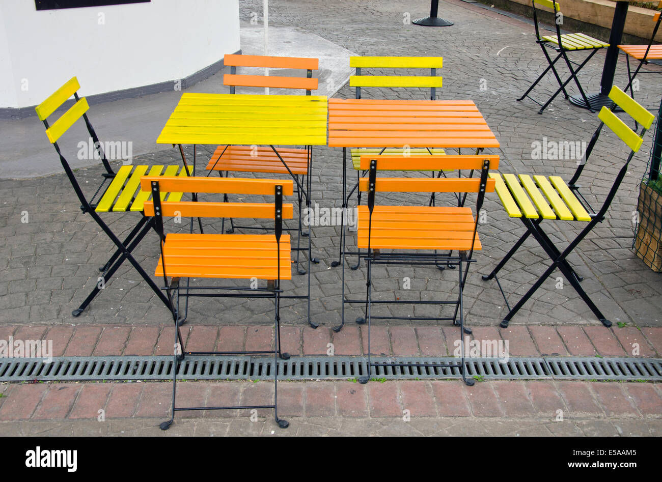 En plein air d'été intérieur street cafe .Meubles - chaises et table Banque D'Images