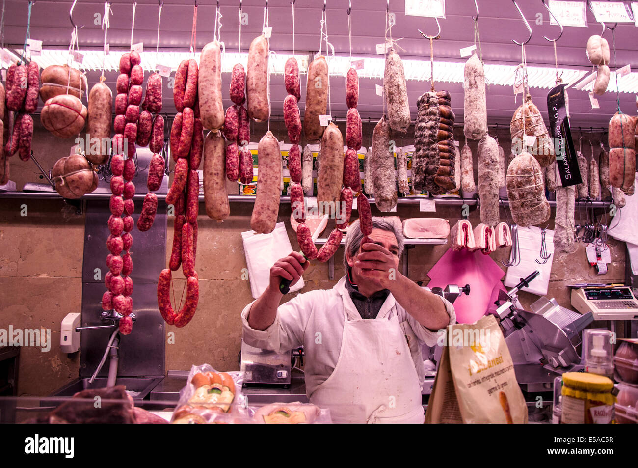 Les bouchers italien boutique avec des saucisses locales à Venise Italie Banque D'Images