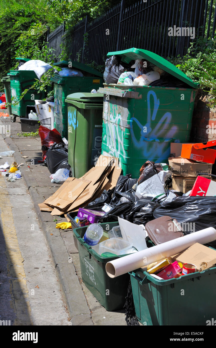Débordant de détritus et de bacs de recyclage, UK Banque D'Images
