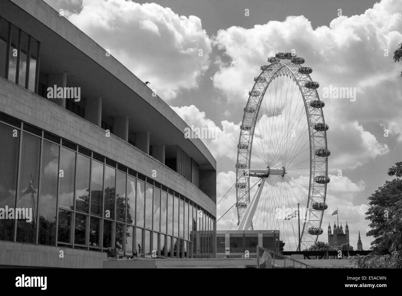 Londres, Royaume-Uni - 21 juin 2014 : Le Southbank Centre, avec roue du millénaire et de Westminster à Londres, la distance. Banque D'Images