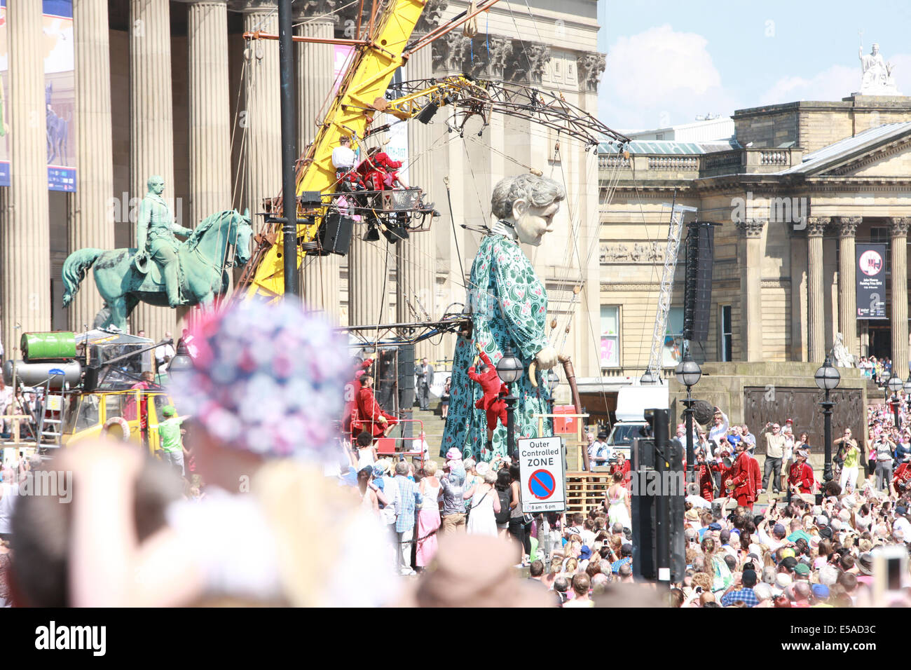 Liverpool, Royaume-Uni. Le 25 juillet, 2014. Grand-mère géant, âgés de 85 et 25 pieds/7,4 mètres de hauteur du St George's Hall. Se réveiller dans le centre de Liverpool sur sa promenade autour du centre de Liverpool. Les géants retour à Liverpool, ayant été très populaire en 2012, et sont la création de la compagnie de théâtre de rue française "Royal de Luxe". Il est grand-mère, premier ministre britannique des géants. Les géants sont performants dans 'Mémoires d'août 1914" un conte de guerre storie liés à l'anniversaire 100 ans du début de la Première Guerre mondiale. crédit : Paul Quayle/Alamy Live News Banque D'Images