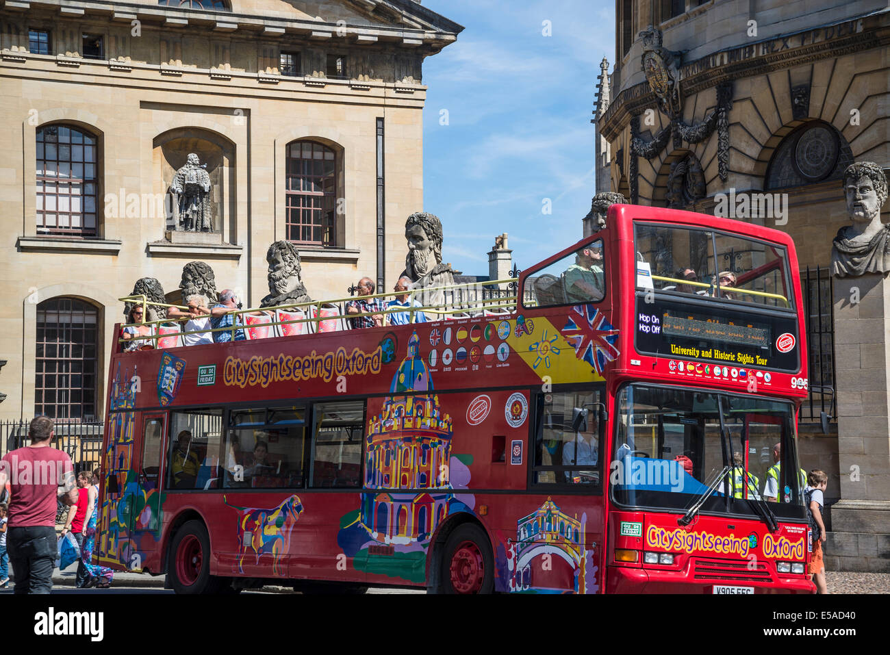 Sightseeing bus touristique en face de Sheldonian Theatre, Broad Street, Oxford, England, UK Banque D'Images
