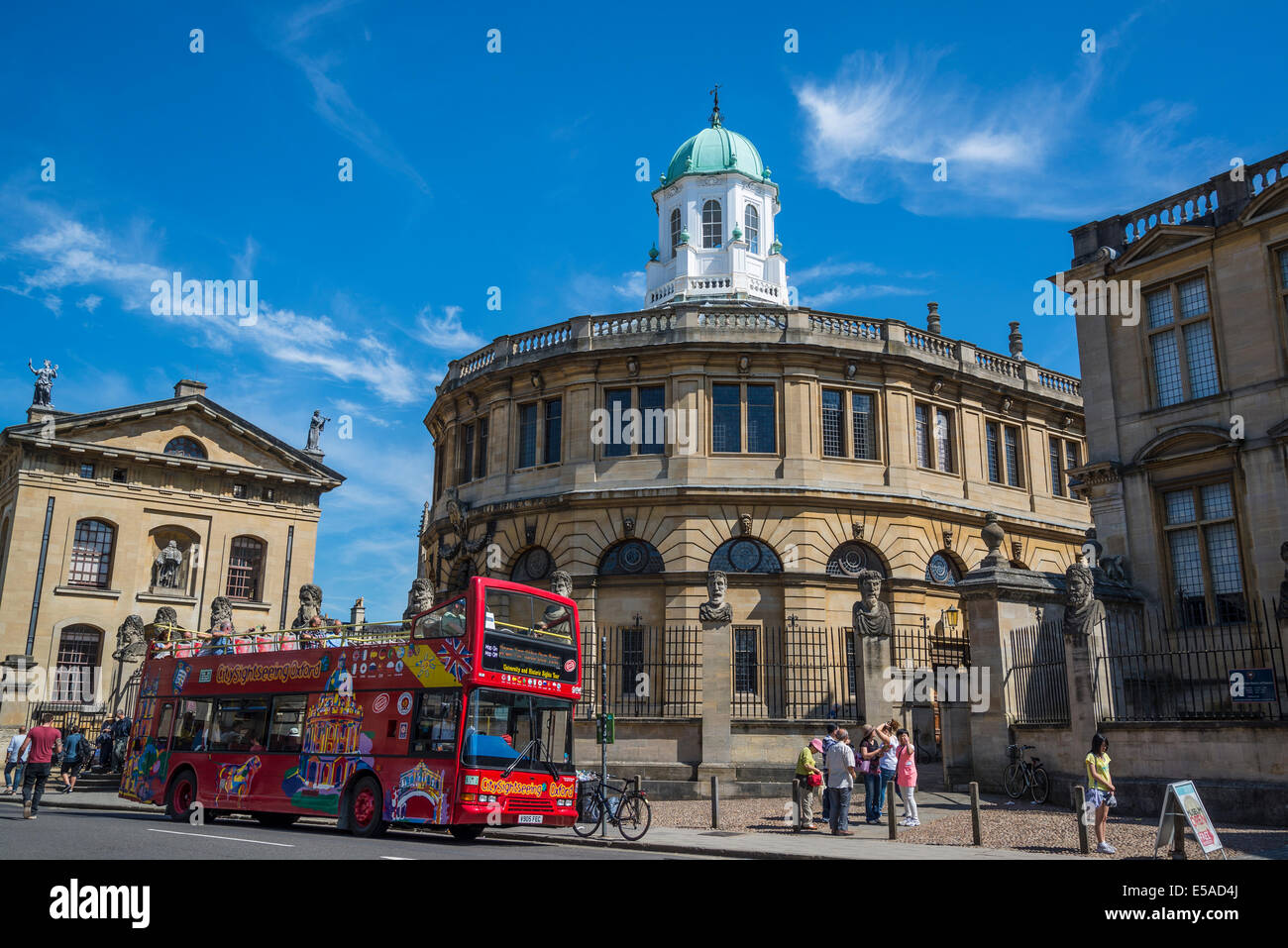 Sightseeing bus touristique en face de Sheldonian Theatre, Broad Street, Oxford, England, UK Banque D'Images